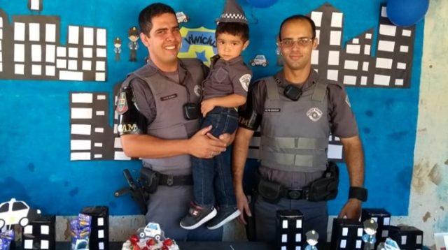 Policiais em Piracicaba fazem aniversário para criança de três anos piracicaba