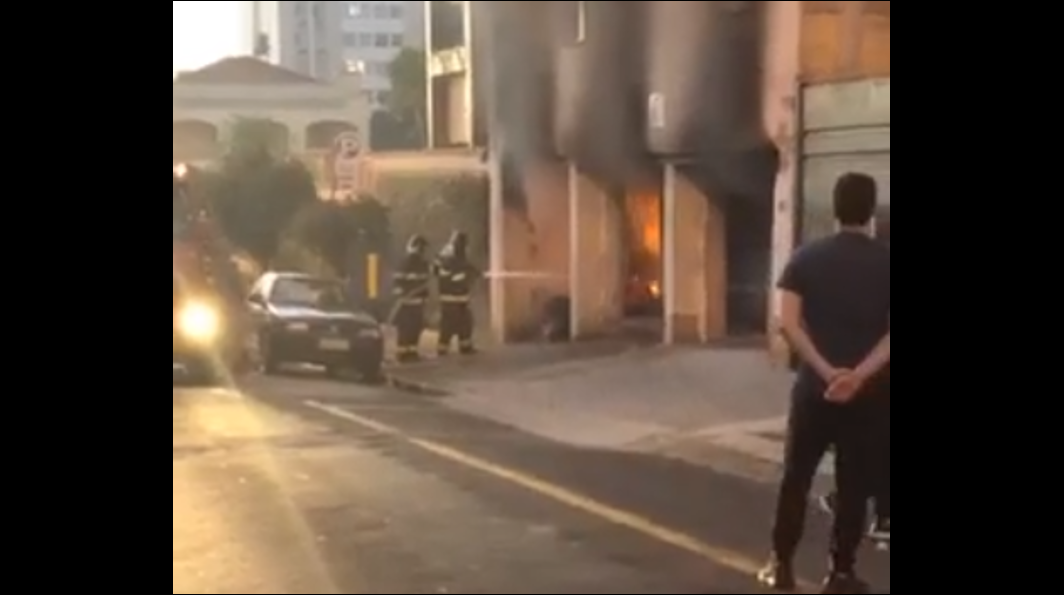 Imóvel no centro de Piracicaba pega fogo neste final de semana