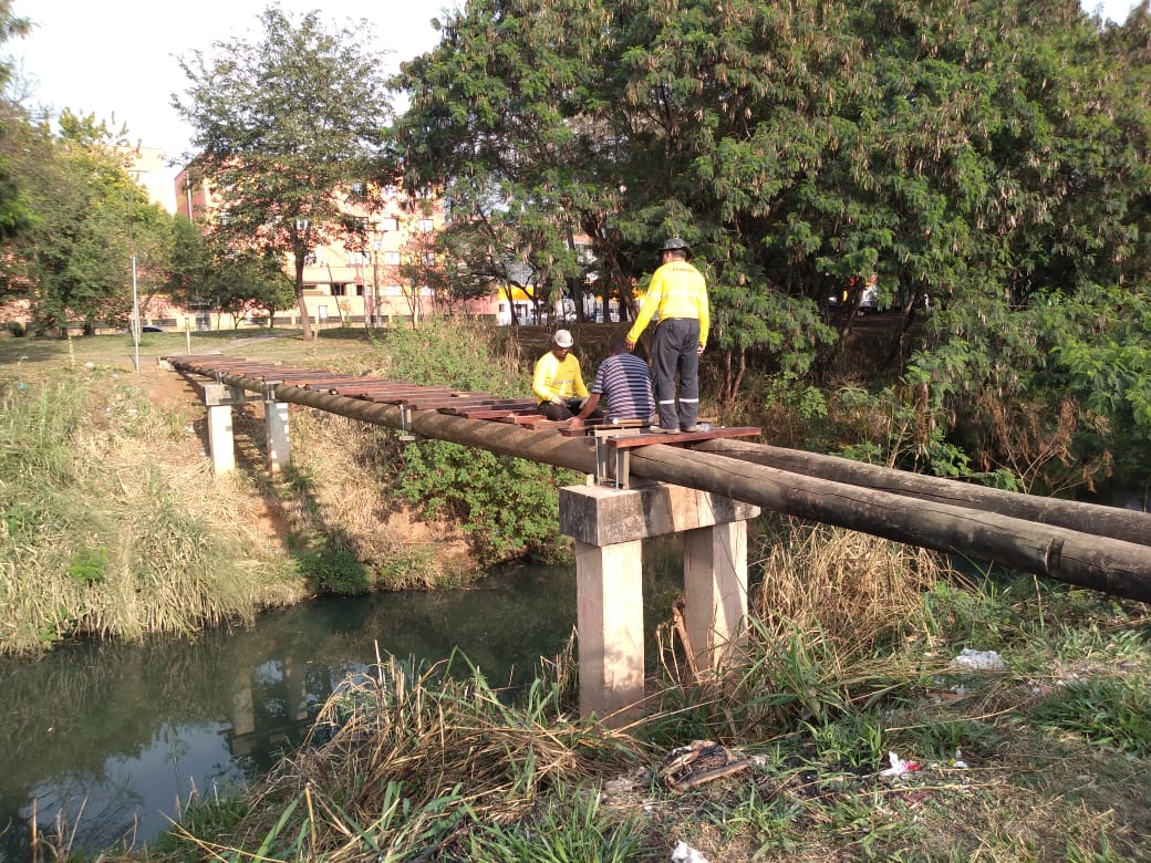 Passarela no bairro Maracanã passa por reconstrução em Piracicaba
