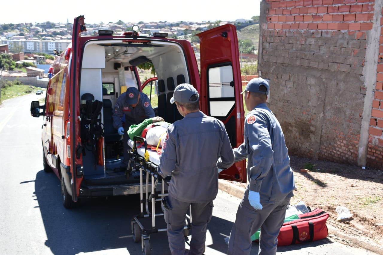 Motoqueiro fica ferido após colisão com caminhão em Piracicaba