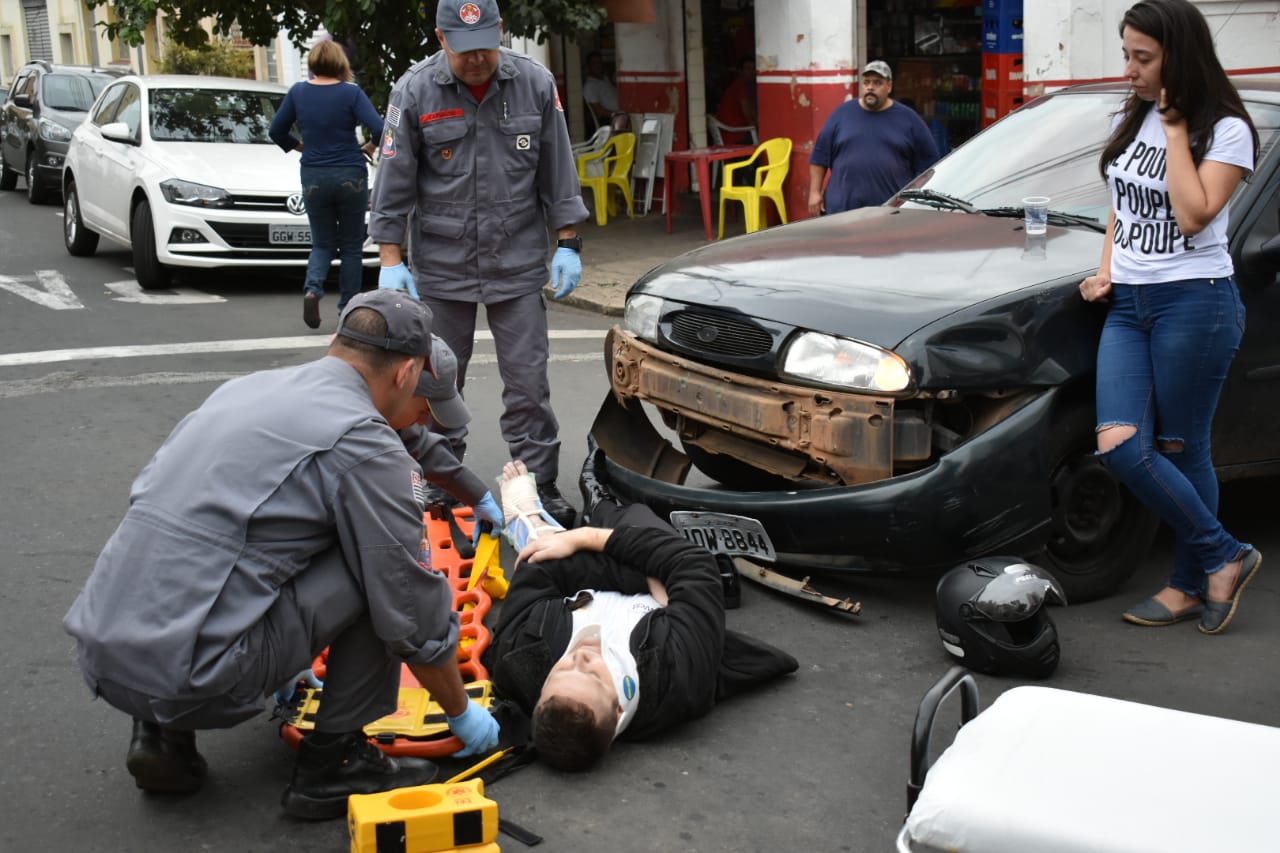 Motociclista se confunde no trânsito e acaba atropelado no Centro de Piracicaba
