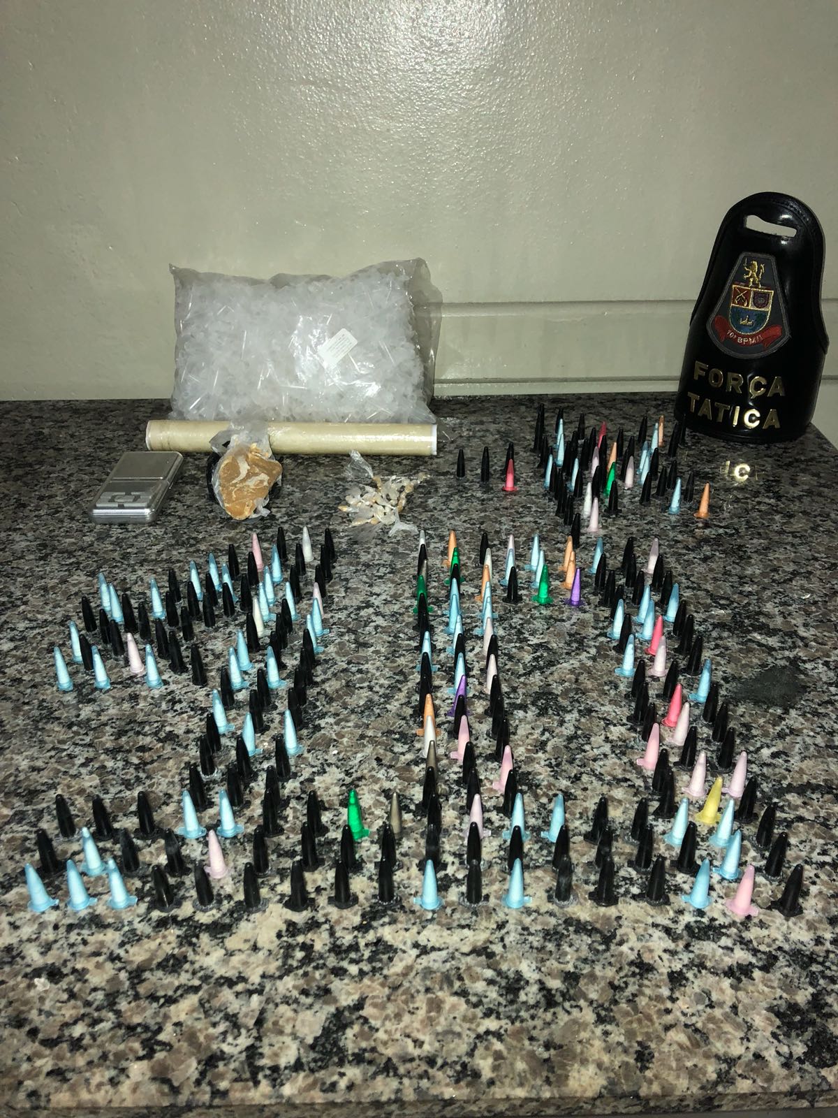 Casal é detido dentro de casa com grande quantidade de drogas