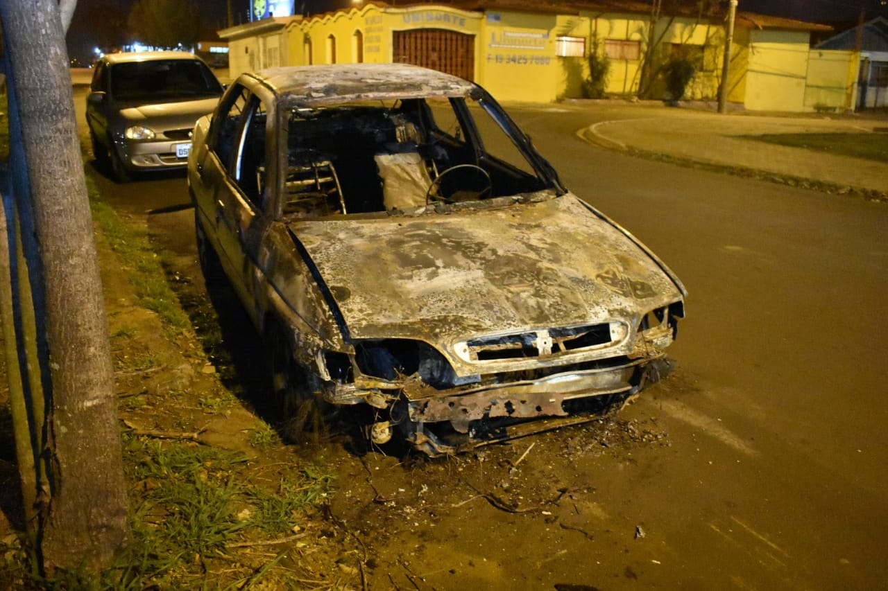 Veículo incendiado em rodovia de Piracicaba segue abandonado no local