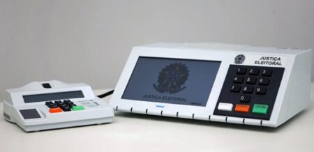 Mesários com medo e urna defeituosa ligam alerta para eleição