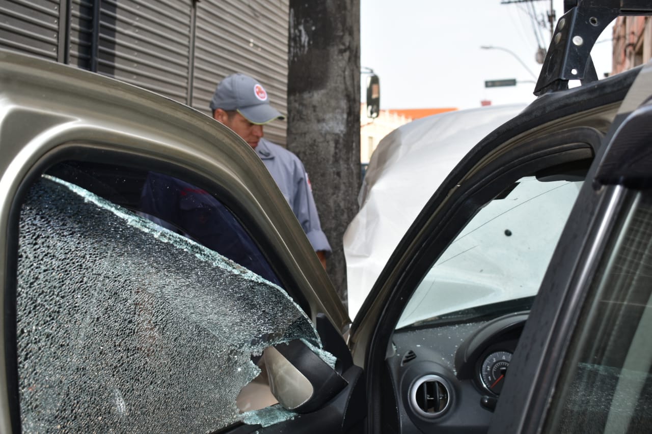 Acidente entre carro e caminhão congestiona trânsito, em Piracicaba (SP)
