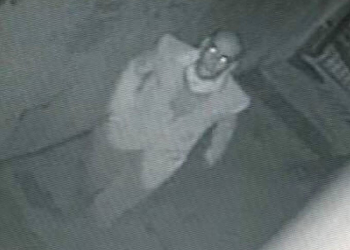 Homem que invadia residências para filmar mulheres tomando banho é detido