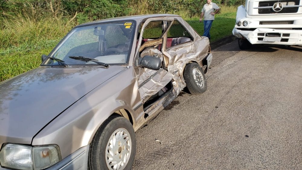 Colisão entre carro e caminhão deixa vítima de 61 anos ferida