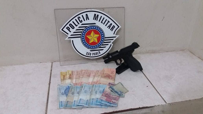 PM prende dupla após roubo a posto de combustível