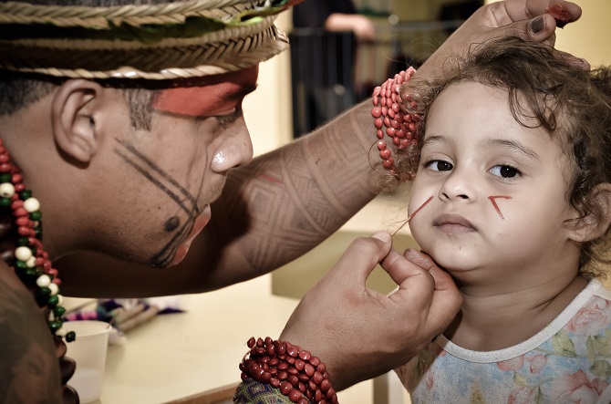 Índios pataxós visitam escolas municipais de Piracicaba (SP)