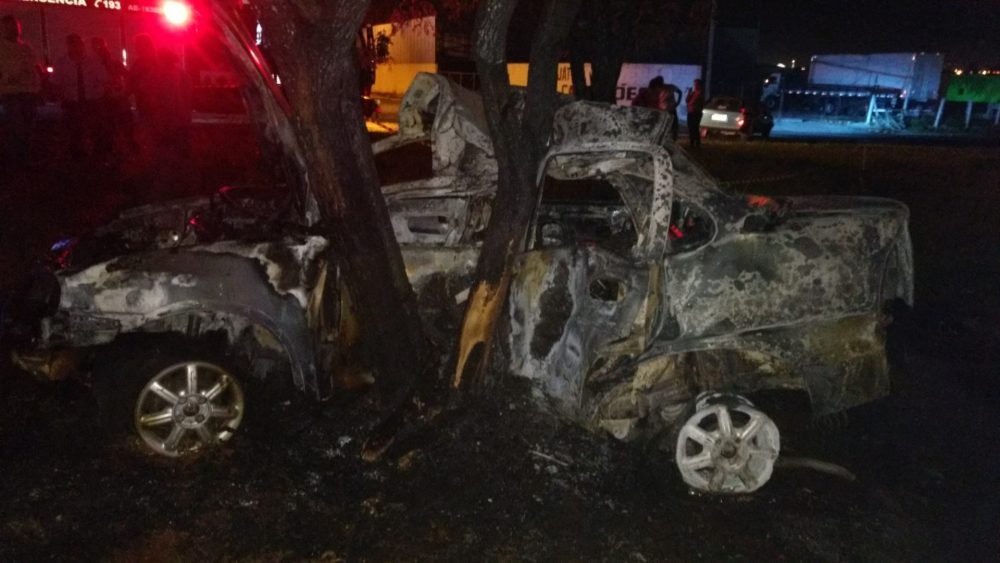 Três jovens morrem após carro em que estavam bater contra árvore e pegar fogo