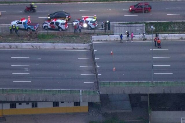 Viaduto na Marginal Pinheiros cede e via expressa é interditada Marginal viaduto