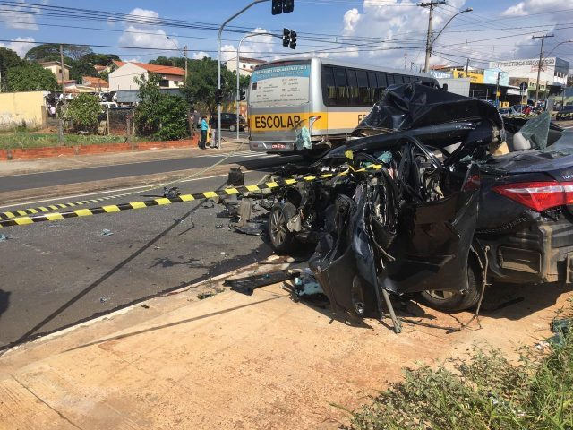 Criminoso tenta fugir da polícia, mas colide contra ônibus e morre