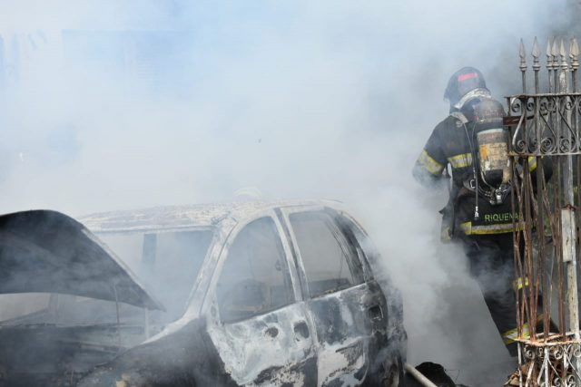 Fogo consome carro, ameaça residência e mobiliza bombeiros em Piracicaba (SP) Piracicaba
