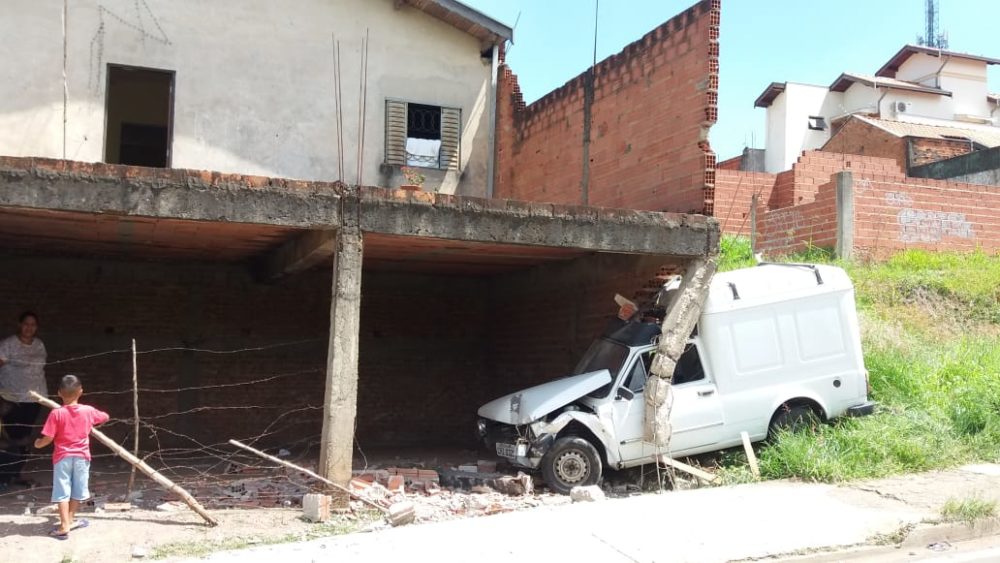 Veículo desgovernado invade garagem de residência, em Piracicaba (SP)