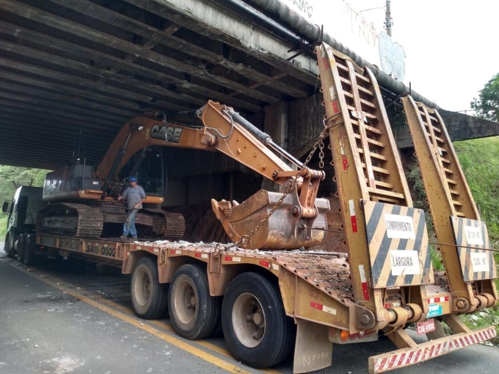 Caminhão que transportava retroescavadeira danifica viaduto, em Piracicaba (SP)