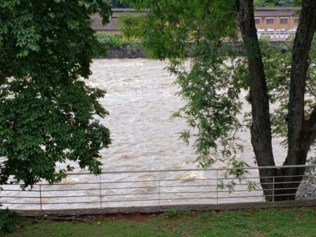 Após entrar em estado de atenção, nível do Rio Piracicaba volta a cair rio piracicaba