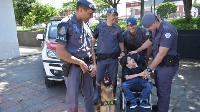 Garoto de 10 anos é homenageado por policiais militares de Piracicaba Garoto de 10 anos é homenageado por policiais militares de Piracicaba