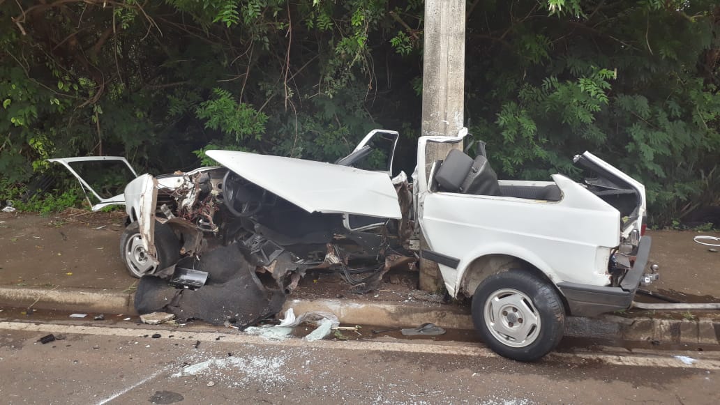 Carro fica destruído após ‘abraçar’ poste em Piracicaba (SP)