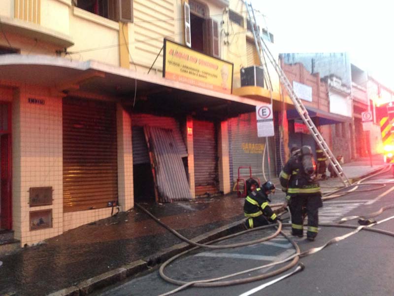 Incêndio destrói loja de tecidos no centro de Piracicaba