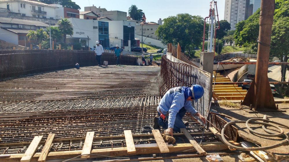Em Piracicaba, última laje da alça de acesso do viaduto da Rosário é concretada