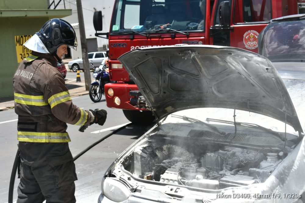 Carro pega fogo no centro de Piracicaba e bombeiros são acionados