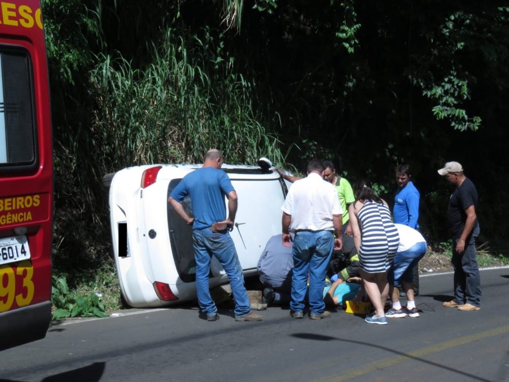 Motorista perde controle de veículo, invade via contrária e tomba