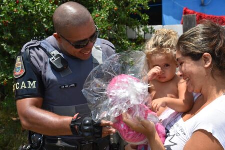 Polícia Militar de Piracicaba doa 470 brinquedos a crianças carentes