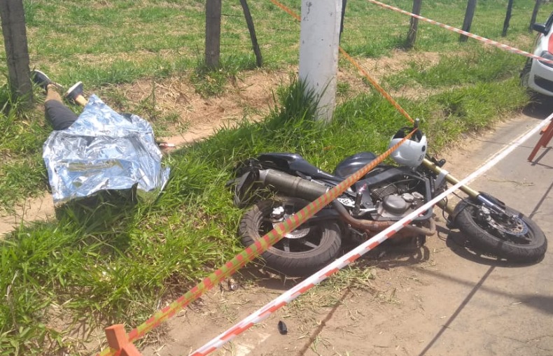 Homem morre após bater moto em poste