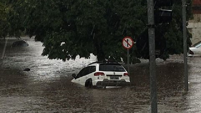 Tempestade derruba árvores e arrasta carros em Piracicaba (SP)