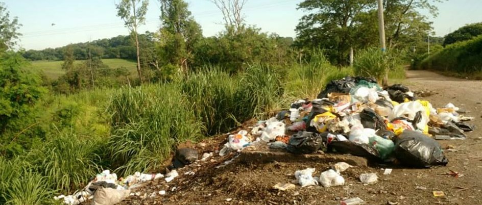 Lixo volta a se acumular na estrada do Pau Queimado, em Piracicaba (SP)