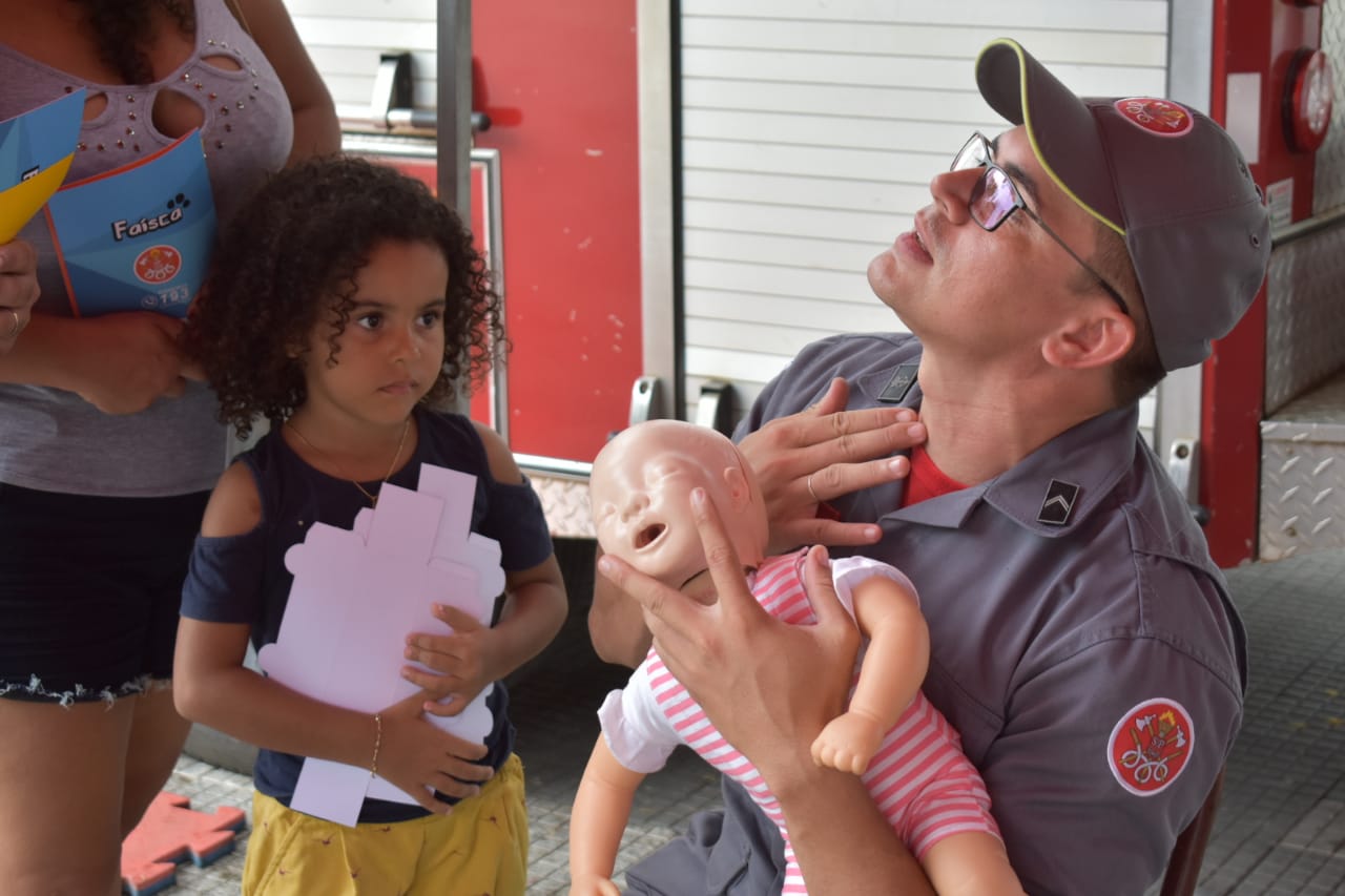 Corpo de Bombeiros de Piracicaba realiza atividade educativa na Praça José Bonifácio