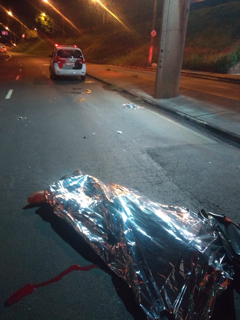 Homem morre após colidir moto contra pilar nesta madrugada (07), em Piracicaba (SP)