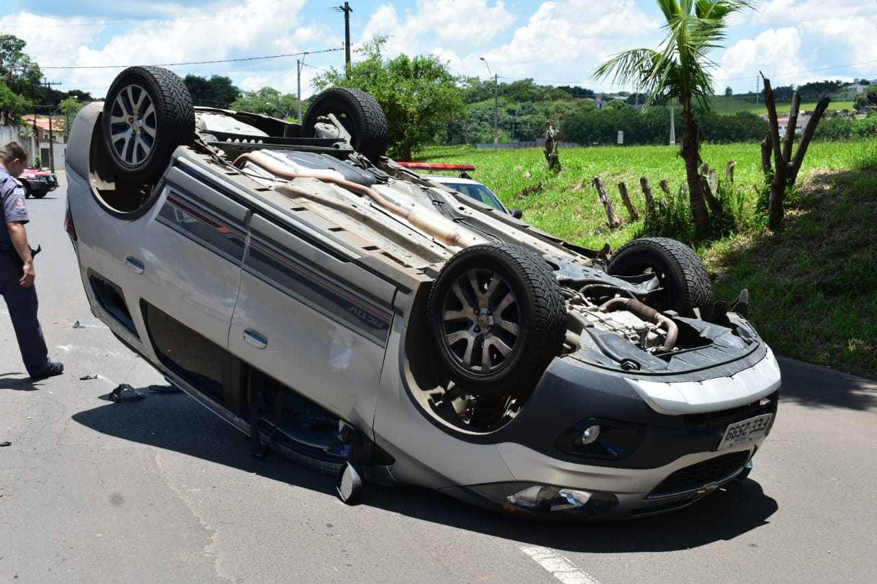 Em Piracicaba, mulher capota veículo após colidir contra carro estacionado