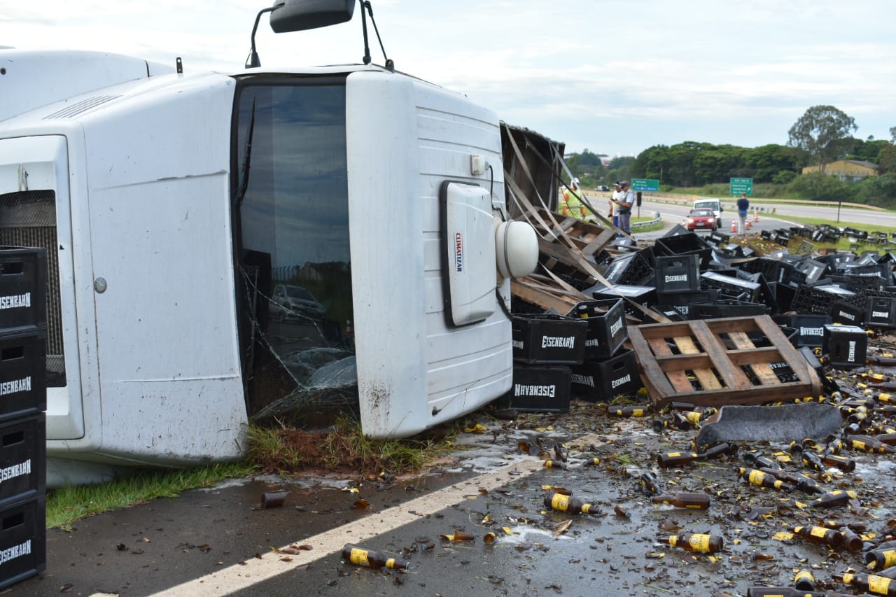 Caminhão carregado com 26 toneladas de cerveja tomba em rodovia de Piracicaba (SP)