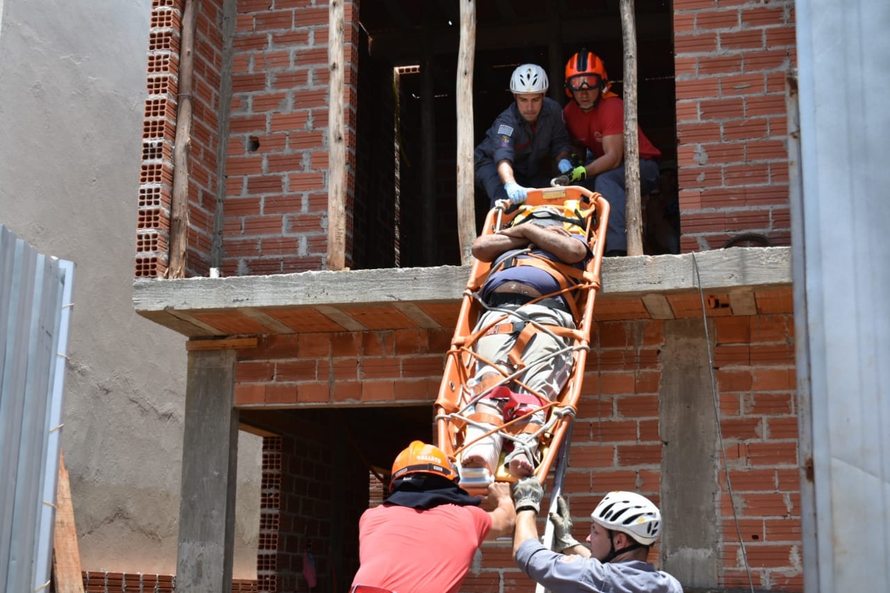 Em Piracicaba, homem fica ferido após cair de telhado em construção
