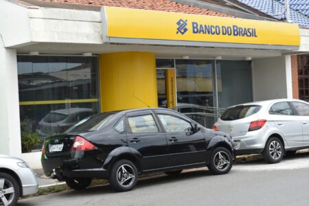 Polícia Militar impede roubo a banco e prende quatro criminosos