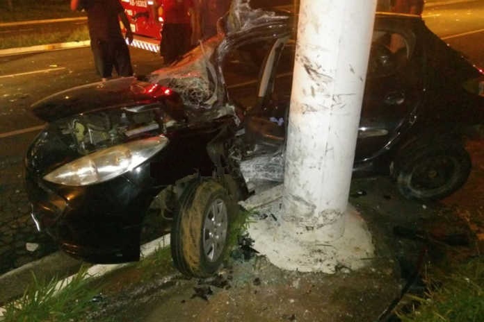Acidente de carro deixa três jovens gravemente feridos nesta segunda (21)