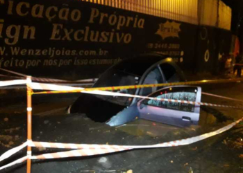 Motorista de 34 anos cai em buraco com veículo e é socorrido em estado grave