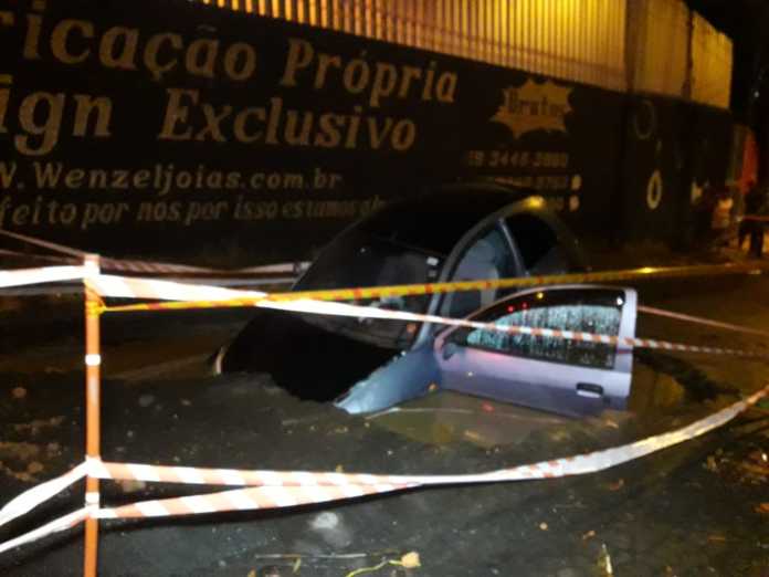 Motorista de 34 anos cai em buraco com veículo e é socorrido em estado grave