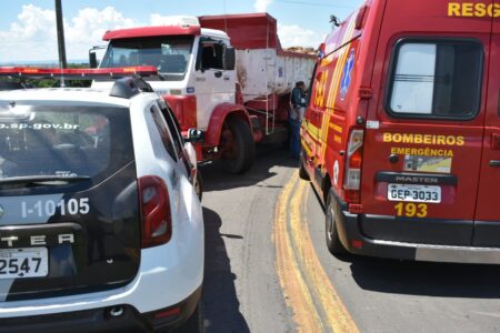 Motorista perde controle e colide veículo contra caminhão basculante, em Piracicaba Piracicaba