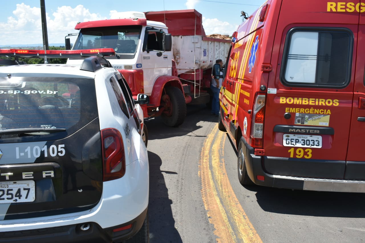Motorista perde controle e colide veículo contra caminhão basculante, em Piracicaba