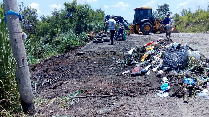 Prefeitura retira três toneladas de lixo de estrada do Pau Queimado