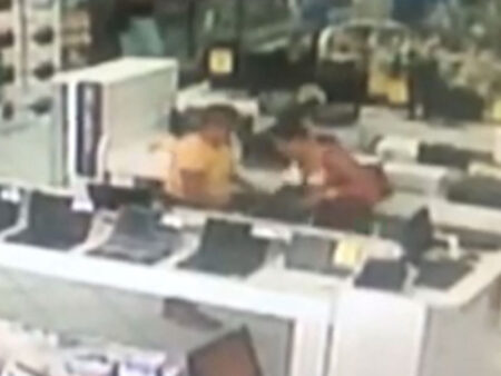 Câmera flagra mulheres furtando notebooks de loja no Centro de Capivari