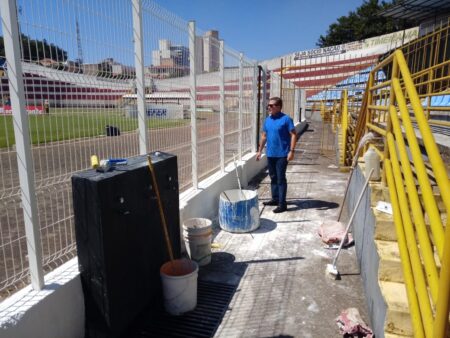 Vereador de Piracicaba fiscaliza reformas no Estádio Barão da Serra Negra Piracicaba
