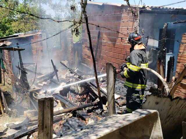 Incêndio destrói casa em comunidade de Capivari (SP)