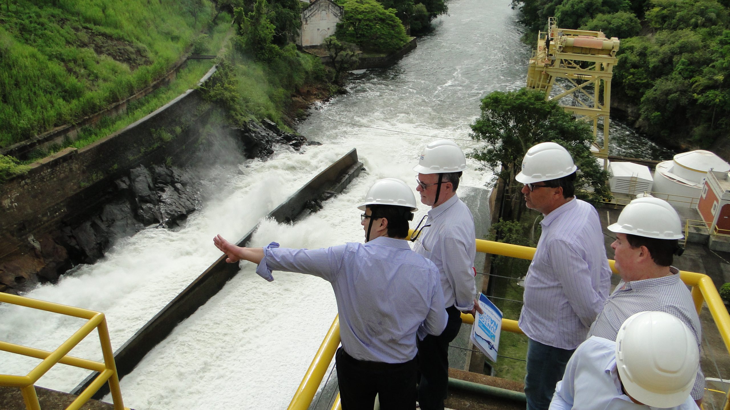 Prefeitos, vereadores e deputados visitam barragem que poderia “varrer Piracicaba”
