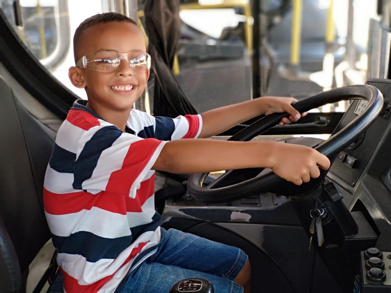 Garoto de seis anos realiza sonho de conhecer os ônibus de Piracicaba