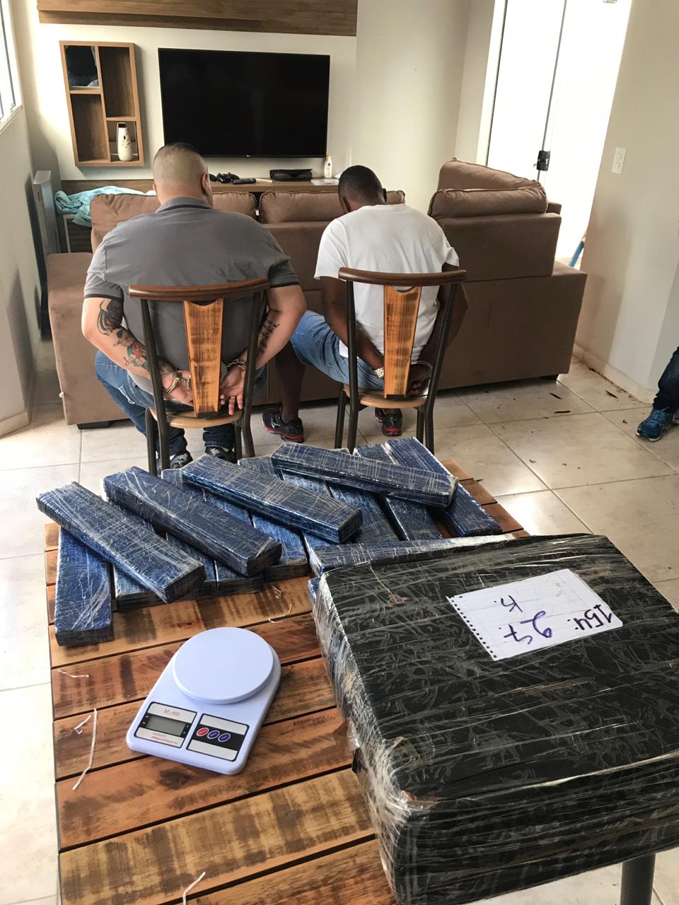 Polícia Civil prende dois traficantes e apreende 38 tijolos de maconha em Piracicaba (SP)