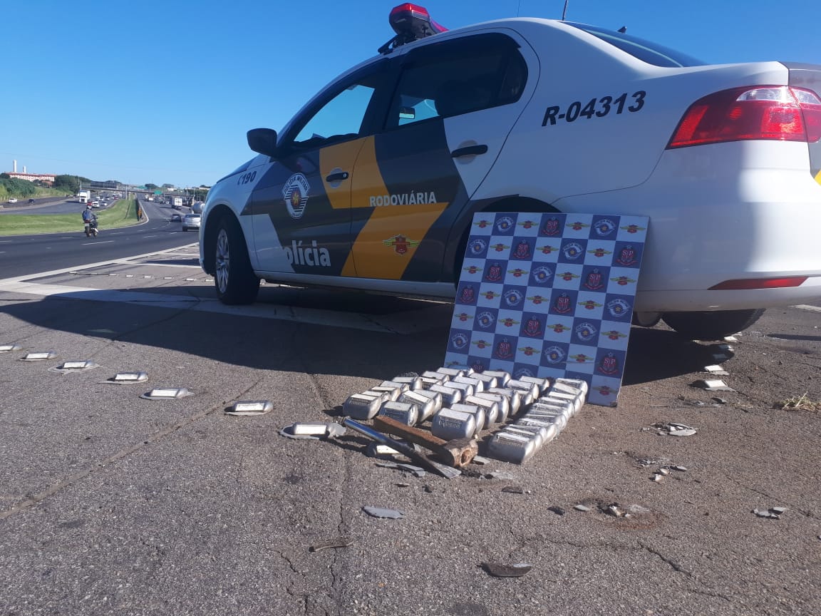 Homem é flagrado furtando sinalizações na Rodovia Anhanguera, em Campinas (SP)