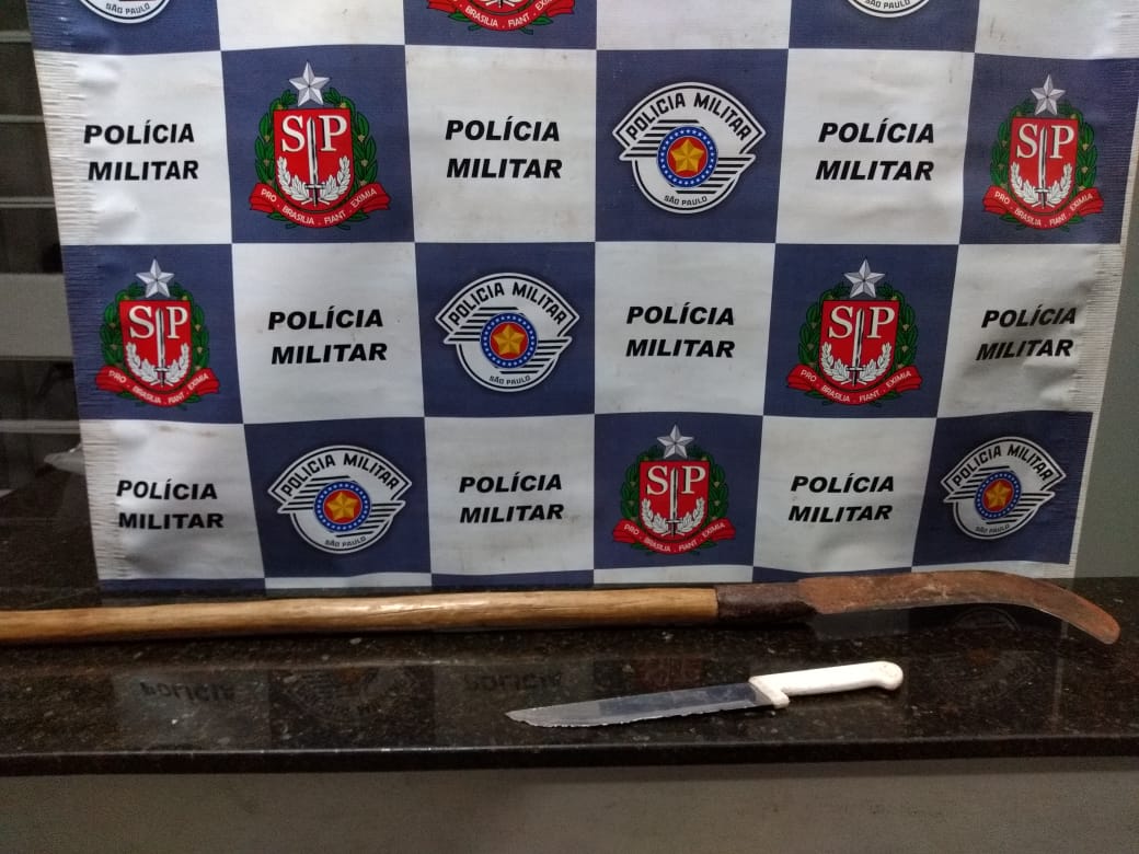 Travesti é detida após roubar e agredir vítima com foice